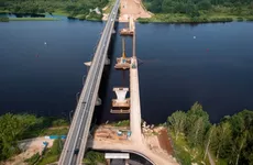 Новый мост в Киришах «встает на ноги»