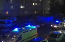 Четырехлетняя девочка оперлась на москитную сетку и выпала из окна многоэтажки в Ставрополе