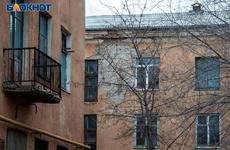 Мужчина выпал с балкона и разбился на глазах у дочери под Волгоградом