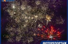 Шикарные салюты в разных частях города завершили празднование в Волжском