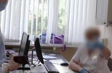 Продавшую поддельный сертификат медсестру задержали с поличным в Волгограде