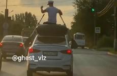 Ехавших на лодке верхом на авто лихачей задержали в Волжском: видео