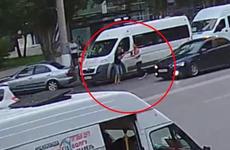 Водители двух маршруток подрались в Волгограде: пассажиры сняли драку на видео