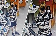 Подросток в медицинской маске украл ноутбук в Волжском за 150 тысяч рублей: кража попала на видео