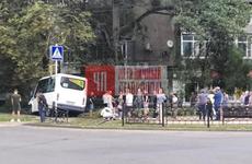 В центре Ставрополя маршрутка врезалась в дерево. Восемь человек пострадали