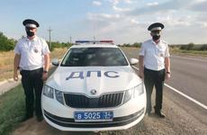 «По-человечески поддержали»: волгоградских полицейских поблагодарили путешественники, улетевшие в кювет из-за оторвавшегося колеса