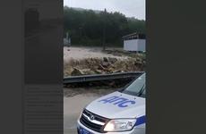 ​Федеральная трасса подтоплена, вода в реке поднимается: в Крымском районе снова включили сирены