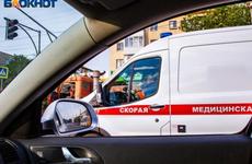 Дорогое авто с компанией молодежи врезалось в дерево в Волгограде