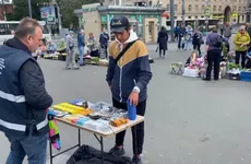 В Петербурге сотрудники ККИ закрыли 7 нелегальных торговых точек у станции «Ломоносовская»