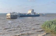 Грузовой паром с арбузами и людьми сняли с мели на Волгоградском водохранилище