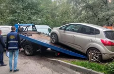 В Петербурге автомобилистов оштрафовали за неправильную парковку во дворах на 800 тыс. рублей, несколько машин отправили на штрафстоянку