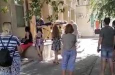 В Волжском мужчина упал в обморок в километровой очереди в больницу: видео
