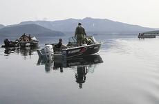 Рухнувший в Курильское озеро вертолет Ми-8 подняли со дна