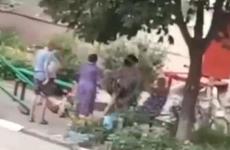 В Азове женщина жестоко избила пенсионерку, скинув ее с лавочки