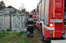 Пожар охватил садовые постройки под Екатеринбургом. Огонь распространился на 1000 «квадратов»