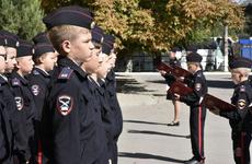 В Волгограде учащихся полицейских классов посвятили в кадеты