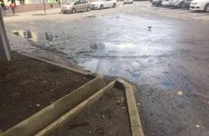 В таганрогских «Дубках» дождь смыл безопасное покрытие с детской площадки