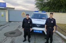 В Волжском мужчина обокрал мать с детьми во время прогулки: подробности