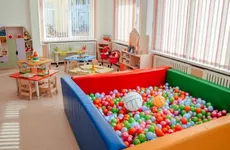 В переполненном детском саду на юге Петербурга малышам не хватает кроваток и игрушек