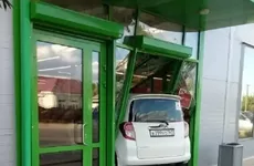 Автомобиль упал в пруд в Ростовской области