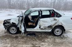 Снесло прицепом: под Волгоградом после столкновения с фурой разворотило "Ладу", погибла женщина