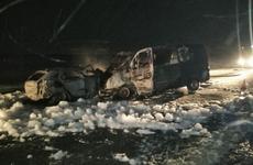 Микроавтобус и легковушка сгорели после лобового удара в Волгоградской области