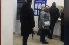Мужчина хорошо подготовился к возможным проблемам и пришел на почту с автоматом Калашникова