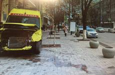 КАМАЗ смял легковушку на трассе под Ростовом