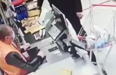 Антимасочник швырнул в голову кассира баночку петербургской сметаны