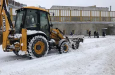 На дорогах Петербурга 24 января в уборке снега задействовано более тысячи машин