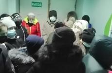 В поликлиниках Волгограда возникли массовые 6-часовые очереди под снегопадом на морозе