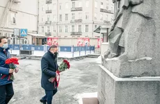 Губернатор Петербурга поучаствовал в церемонии возложения цветов к памятнику "Женщины блокады"