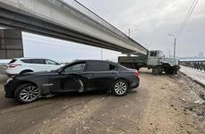 Авария с BMW и грузовиком перегородила полосу Северного моста в Воронеже