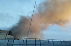 Пожар на предприятии по производству мороженого бушует в Пятигорске