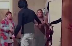 Блогер из Волгограда избил мать и бабушку в прямом эфире — видео