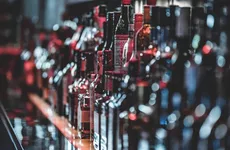 Вместо хлебных магазинов в России открывают алкогольные