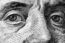 Доллар торгуется на Московской бирже в среду днем по 70,6 рубля, евро — около 75,2 рубля
