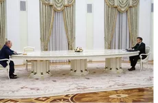 Reuters рассказал, почему Путин и Макрон сидели за четырехметровым столом