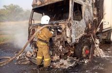 Под Волгоградом ночью вспыхнул грузовик