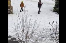 Волжане вытолкали застрявшую во дворе скорую помощь