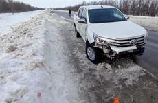 Иномарка врезалась в снежный вал на трассе в Волгоградской области