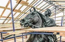 С Медного всадника начали снимать леса