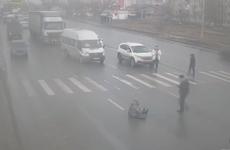 Мужчина с ребенком попали под колеса иномарки на переходе в Волжском
