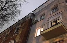 В центре Воронежа наледь рухнула с крыши дома на мать и ее 3-летнюю дочь В центре Воронежа наледь рухнула с крыши дома на мать и ее 3-летнюю дочь