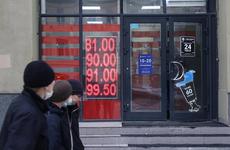 Курсы доллара и евро резко выросли на торгах 24 февраля