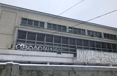 В Воронеже на окнах полуразрушенного «Полтинника» появилась надпись-ругательство