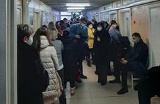 Заболевшие волгоградцы часами ждут приема у терапевтов на улице