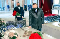 Александр Беглов возложил цветы к могиле Петра I в Петропавловском соборе
