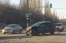Фельдшер «скорой» в Волжском пострадала из-за невнимательного водителя