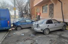 В Ростове около Музыкального театра столкнулись две легковушки, пострадал мужчина - DONTR.RU